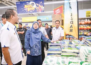 FUZIAH Salleh meninjau barangan keperluan ketika menghadiri Hari Terbuka SKDS 2.0 dan Karnival Kepenggunaan Negeri Kedah di sebuah pasar raya di Kulim.