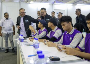 Anwar Ibrahim (dua kiri) bersama Steven Sim Chee Keong (empat kiri) melawat kelas AI Next Gen Regognition selepas merasmikan Majlis Kemuncak Minggu Latihan Kebangsaan (NTW) 2024 semalam.