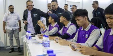 Anwar Ibrahim (dua kiri) bersama Steven Sim Chee Keong (empat kiri) melawat kelas AI Next Gen Regognition selepas merasmikan Majlis Kemuncak Minggu Latihan Kebangsaan (NTW) 2024 semalam.