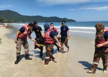 PASUKAN Bomba mengangkat mayat murid sekolah ditemukan lemas semasa bermandi-manda di pantai Kampung Bakasan, Karambunai, di Kota Kinabalu hari ini-IHSAN BOMBA