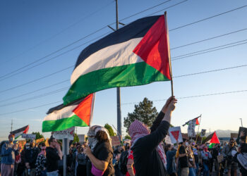 AKTIVIS pro-Palestin mengibarkan bendera Palestin ketika demontrasi di Penjara Salt Lake County, di Utah, Amerika Syarikat (AS).- AGENSI