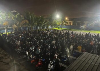 PENUNGGANG motosikal yang ditahan dalam Operasi Bersepadu Samseng Jalanan di Jalan Kuala Kangsar-Ipoh di Ipoh hari ini. - UTUSAN/IHSAN PDRM