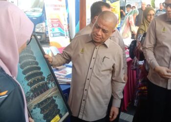 SAARANI Mohamad (tengah) melawat pameran pada Pembentangan Laporan Kemajuan Tahun Kedua Perak Sejahtera 2030 di Dewan Merdeka, Seri Manjung, hari ini. - UTUSAN/SHAMSUL KAMAL AMARUDIN