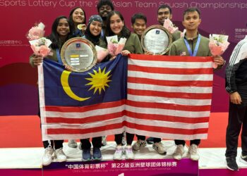 PASUKAN skuasy lelaki dan wanita Malaysia meraikan kejayaan merangkul gelaran Asia di atas podium selepas upacara penyampaian hadiah pada Kejohanan Berpasukan Asia di Dalian, China, hari ini.-IHSAN SRAM