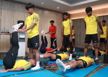 PEMAIN-Pemain muda negara kelihatan ceria menjalani sesi latihan ringan sebelum turun beraksi menentang Australia bagi aksi Piala AFF B-16, hari ini.-IHSAN FAM