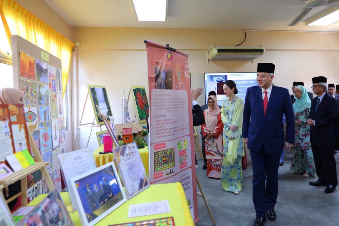 Sultan Nazrin rasmi Sekolah Berasrama Penuh Integrasi Gopeng - Utusan ...