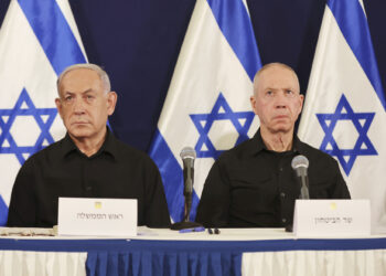 PERDANA Menteri, Benjamin Netanyahu (kiri) dan Menteri Pertahanan, Yoav Gallant menghadiri sidang media di pangkalan tentera Kirya di Tel Aviv.- AGENSI