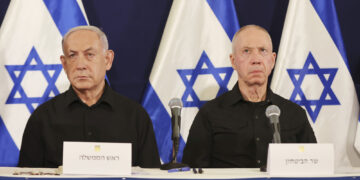 PERDANA Menteri, Benjamin Netanyahu (kiri) dan Menteri Pertahanan, Yoav Gallant menghadiri sidang media di pangkalan tentera Kirya di Tel Aviv.- AGENSI