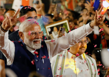 NARENDRA Modi memberi isyarat bagus ketika dia tiba di ibu pejabat Parti Bharatiya Janata (BJP) di New Delhi, India, semalam. -REUTERS