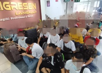 SEBAHAGIAN PATI yang ditempatkan di Depot Tahanan Imigresen Langkap, Teluk Intan dihantar pulang ke negara asal hari ini. - UTUSAN