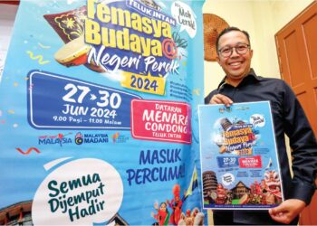 ABD.  Rashid Abdullah menunjukkan poster Temasya Budaya@Negeri Perak yang akan diadakan di Dataran Menara Condong Teluk Intan selama empat hari bermula hari ini. – UTUSAN/MUHAMAD NAZREEN SYAH MUSTHAFA