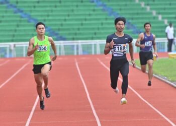 MUHAMMAD AZEEM Fahmi selepas menjuarai saringan ketiga 200 meter pada Kejohanan Olahraga Terbuka Malaysia di Stadium Darul Makmur di Kuantan, Pahang. - FOTO/SHAIKH AHMAD RAZIF