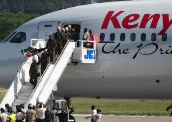 KONTINJEN polis dari Kenya tiba di Lapangan Terbang Antarabangsa Toussaint Louverture di Port-au-Prince, Haiti pada Selasa.- AGENSI