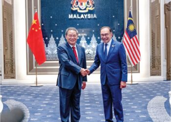 ANWAR Ibrahim bersalaman dengan Li Qiang yang dalam rangka lawatan rasmi ke Malaysia di Kompleks Seri Perdana, Putrajaya, kelmarin. – PEJABAT PERDANA MENTERI