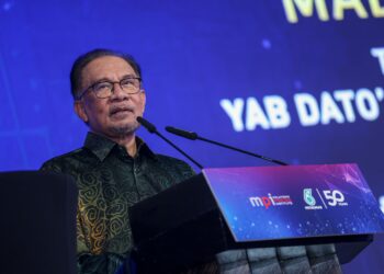 ANWAR Ibrahim berucap pada Malam Wartawan Malaysia 2024 dan Hadiah Kewartawanan Malaysia MPI-Petronas 2023 di Hotel The Majestic, Kuala Lumpur malam ini. -UTUSAN/ FARIZ RUSADIO