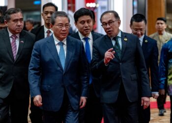 ANWAR Ibrahim menghadiri Jamuan Makan Tengah Hari bersama Komuniti Perniagaan Malaysia-China bersama Perdana Menteri China Li Qiang di Kuala Lumpur, semalam. – SADIQ ASYRAF/Pejabat Perdana Menteri