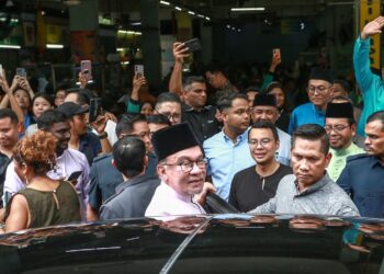 Anwar Ibrahim ketika hadir di Restoran Zainul Nasi Kandar Original, Petaling Jaya bagi menikmati makan tengah hari hari ini. - UTUSAN/AFIQ RAZALI