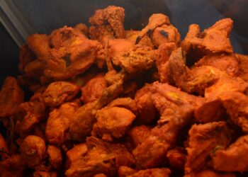 George Town 24 Januari 2024- Ayam goreng merupakan lauk yang sering dipesan untuk dimakan bersama nasi kandar. Gambar/Iqbal Hamdan Pemberita/Safina Ramli