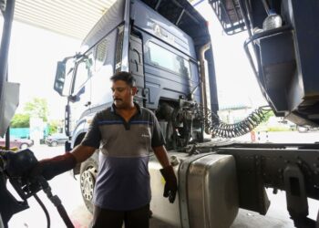 MELALUI penyasaran subsidi diesel, kerajaan dijangka dapat menjimatkan sekitar RM4 bilion ke RM8 bilion setahun dengan jumlah itu disalurkan kepada sektor-sektor lain yang memerlukan. – UTUSAN/MUHAMAD NAZREEN SYAH MUSTHAFA