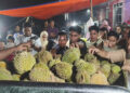 PELANGGAN memilih durian dari kenderaan pacuan empat roda yang dijual pasangan suami isteri di Kampung Matang Merbau di Bagan Serai. – UTUSAN/WAT KAMAL ABAS