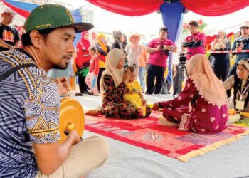 ADAT ‘berjojak' masyarakat Rawa dipersembahkan pada Temasya Budaya Negeri Perak 2024 di Kompleks Menara Condong di Teluk Intan semalam. - UTUSAN/MEGAT LUTFI MEGAT RAHIM