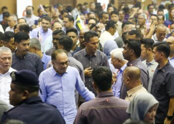 ANWAR Ibrahim selepas Majlis Peluncuran Taman Perindustrian Hijau Bersepadu Kerian (KIGIP) di Bagan Serai, Perak  semalam. – MINGGUAN/MUHAMAD NAZREEN SYAH MUSTHAFA