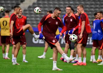 PEMAIN-pemain Poland menjalani latihan menjelang pertemuan menentang Austria yang dianggap penentu kepada kedua-dua pasukan untuk mara ke saingan kalah mati. - AFP