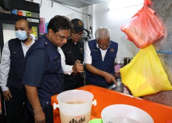 A. SIVANESAN (kanan) membuat pemeriksaan bahagian dapur restoran 24 jam dalam Operasi Khas Penguatkuasa Jabatan Kesihatan Negeri (JKN) Perak di Ipoh semalam. - UTUSAN