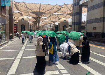 KELIHATAN sukarelawan haji meletakkan robot pintar di pekarangan Masjid Nabawi di Madinah.- SPA