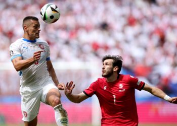 PEMAIN Tengah Republik Czech Tomas Holes (kiri) mengasak pemain Georgia, Khvicha Kvaratskhelia pada aksi Kumpulan F Euro 2024 di Volksparkstadion, sebentar tadi.-AFP