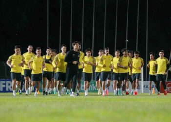 PEMAIN-pemain Harimau Malaya menjalani latihan di Stadium Dolen Omurzakov, Bishkek, semalam menjelang pertemuan menentang Kyrgyzstan dalam kelayakan Piala Dunia 2026/Piala Asia 2027 hari ini. - IHSAN FAM