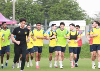 PEMAIN-pemain Harimau Malaya menjalani latihan di Wisma FAM, kelmarin sebelum berlepas ke Bishkek, Kyrgyzstan  untuk melengkapkan kempen Kelayakan Piala Dunia 2026/Piala Asia 2027. - IHSAN FAM