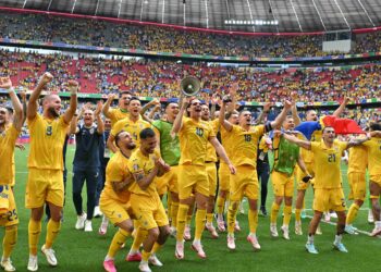 PEMAIN-Pemain Romania bersorak gembira meraikan kemenangan pertama mereka di kempen Euro 2024 ketika menewaskan Ukraine pada aksi Kumpulan E, malam ini.-AFP