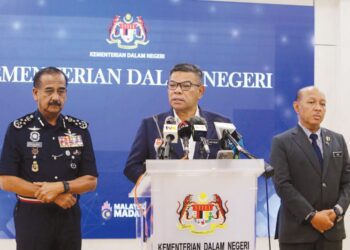 SAIFUDDIN Nasution Ismail semasa  sidang akhbar berhubung penahanan lapan individu yang dipercayai terkait dengan elemen radikalisme Daesh dan IS Islamic State (IS) di Putrajaya, semalam. Turut kelihatan Ketua Polis Negara, Tan Sri Razarudin Husain (kiri) dan Timbalan Pengarah Cawangan Khas 2, Datuk Abdul Aziz Abdul Majid. - UTUSAN/FAISOL MUSTAFA