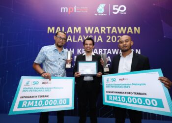 Shiddieqiin Zon (kanan), Muhamad Syafiq Ku Mohd Fozi (tengah) dan Mohamad Sany Misnan dari Utusan Malaysia yang berjaya merangkul tiga anugerah Hadiah Kewartawanan MPI-Petronas 2022 pada Malam Wartawan Malaysia 2023 di Hotel Majestic Kuala Lumpur, malam ini. - UTUSAN/FARIZ RUSADIO