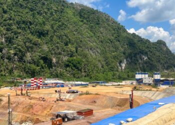 PROJEK pembinaan Hidroelektrik Nenggiri sedang giat dilaksanakan oleh Tenaga Nasional Berhad (TNB) di Pos Pulat, Gua Musang, Kelantan. – UTUSAN/AIMUNI TUAN LAH