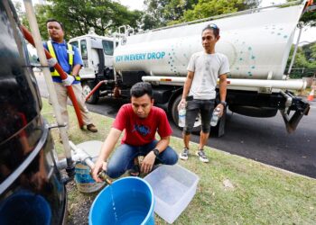 PENDUDUK menadah air yang dibekalkan Air Selangor berikutan gangguan bekalan air di Jalan 23/56 Setiawangsa, Kuala Lumpur, semalam. – Utusan/SHIDDIEQIIN ZON