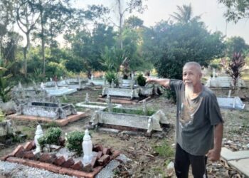 GHAZALI Bahrum menunjukkan Tanah Perkuburan Islam Kampung Kemang yang perlu dibina pagar bagi menjaga kesuciannya daripada diceroboh anjing dan pihak tidak bertanggungjawab.