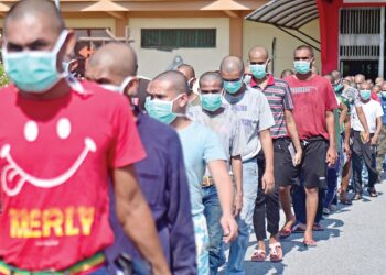 SEBAHAGIAN banduan yang dibebaskan sempena program Pelepasan Banduan Secara Lesen Ihsan Madani - Kepulangan Yang Dinanti sempena Hari Raya Aidiladha Penjara Marang, semalam. – UTUSAN/KAMALIZA KAMARUDDIN