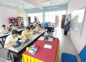 GURU KAFA sepenuh masa hanya me­nerima elaun sekitar RM1,000, berbeza dengan guru di sekolah kebangsaan yang menikmati skim gaji penjawat awam. - GAMBAR HIASAN