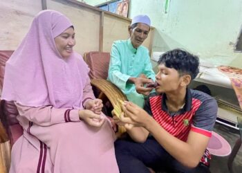 MUHAMMAD Firdaus Hong Abdullah disuap makanan oleh bapanya, Abdul Rahman Kheng sambil disaksikan ibunya, Nur Wandee di rumah mereka di Kubang Pasu, Kedah, semalam.