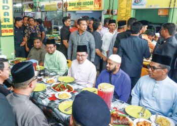 ANWAR Ibrahim menikmati makan tengah hari di Restoran Zainul Nasi Kandar Original sebelum menunaikan solat Jumaat di Masjid Tun 
Abdul Aziz, Petaling Jaya, semalam. – UTUSAN/AFIQ RAZALI