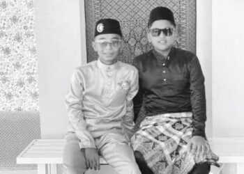 MOHD. Faris Mohd. Zulkifli (kanan) dan Muhamad Darwish Ezariff Mohd. Khairul Azuan maut selepas motosikal dinaiki mereka terbabas di Kampung Pauh, Hulu Terengganu, Ahad lalu.