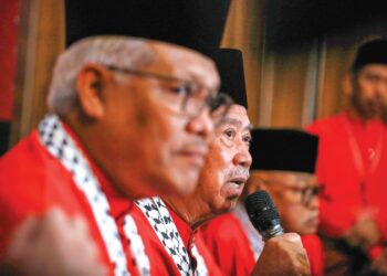 MUHYIDDIN Yassin (tengah) dan Hamzah Zainudin (kiri)  memaklumkan keahlian enam wakil rakyat terhenti serta-merta berikutan ketidakpatuhan kepada Fasal 10.4 perlembangaan Bersatu.