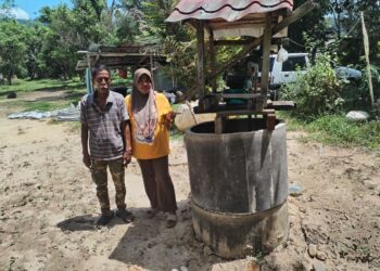 ISMAIL Musa dan Maimun Abdullah menunjukkan telaga yang digali semula setelah kering akibat cuaca panas di Kampung Baru, Lata Tembakah, Besut, semalam. – UTUSAN/WAN ZURATIKAH 
IFFAH WAN ZULKIFLI