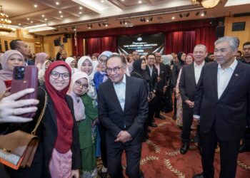 Anwar Ibrahim ketika beramah mesra dengan penjawat awam selepas majlis perhimpunan bulanan warga JPM di Putrajaya. - UTUSAN/FAISOL MUSTAFA