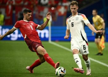 REMO Freuler (kiri) ketika turun beraksi dalam perlawanan menentang tuan rumah, Jerman pada kempen peringkat Kumpulan A Euro 2024.-AFP