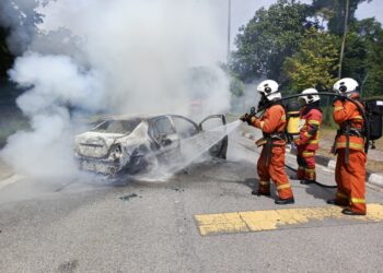 ANGGOTA bomba memadam kebakaran kereta berhampiran Hospital Bahagia Ulu Kinta, Tanjung Rambutan di sini hari ini. - UTUSAN/IHSAN JBPM