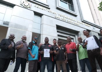 BEBERAPA Persatuan pengusaha trak tunda menyerahkan memorandum kepada Fuziah Salleh, di KPDN Putrajaya. - UTUSAN/FAIZ ALIF ZUBIR