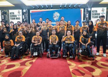 SEBAHAGIAN daripada 33 atlet Olimpik dan Paralimpik yang akan bertanding di Temasya Paris 2024 berkumpul pada pelancaran Team MAS di Kuala Lumpur, semalam. - UTUSAN/FARIZ RUSADIO